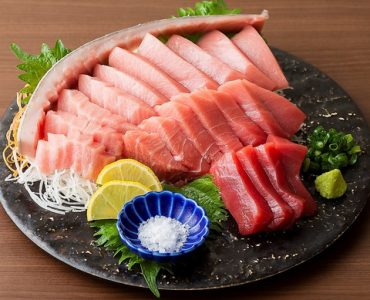 九州厳産】奄美大島から黒マグロの断面刺しなど九州各地の本格和食をご堪能ください！<br />
<br />
「海の黒いダイヤ」国産本マグロ（黒マグロ）をお値打ち価格でご提供しております。また、各種希少部位をご用意しておりますので、それぞれの部位に合わせた食べ方をご提案！ 国産本マグロと赤身から大トロまで食べれる断面刺しもおすすめです！博多エリアで居酒屋をお探しの際は是非当店へ！各種ご宴会も大歓迎！<br />
<br />
人気商品/大好評★